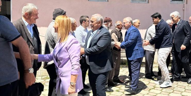 Pazaryeri’nde Bayram Coşkusu: Protokol Vatandaşlarla Bayramlaştı