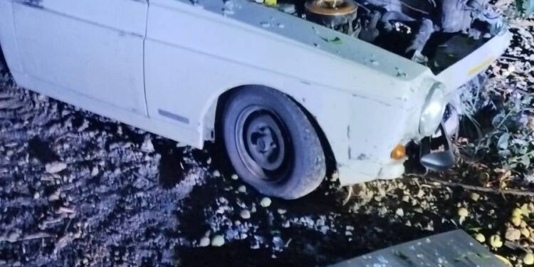 OTOMOBİL AĞACA ÇARPTI: 2 YARALI