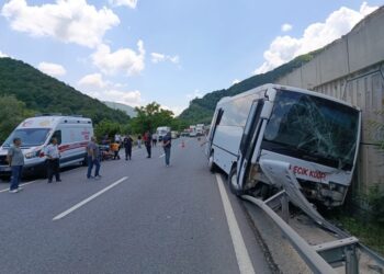 Pazaryeri’nde Korkutan Kaza! Midibüs Tıra Arkadan Çarptı: 6 Yaralı
